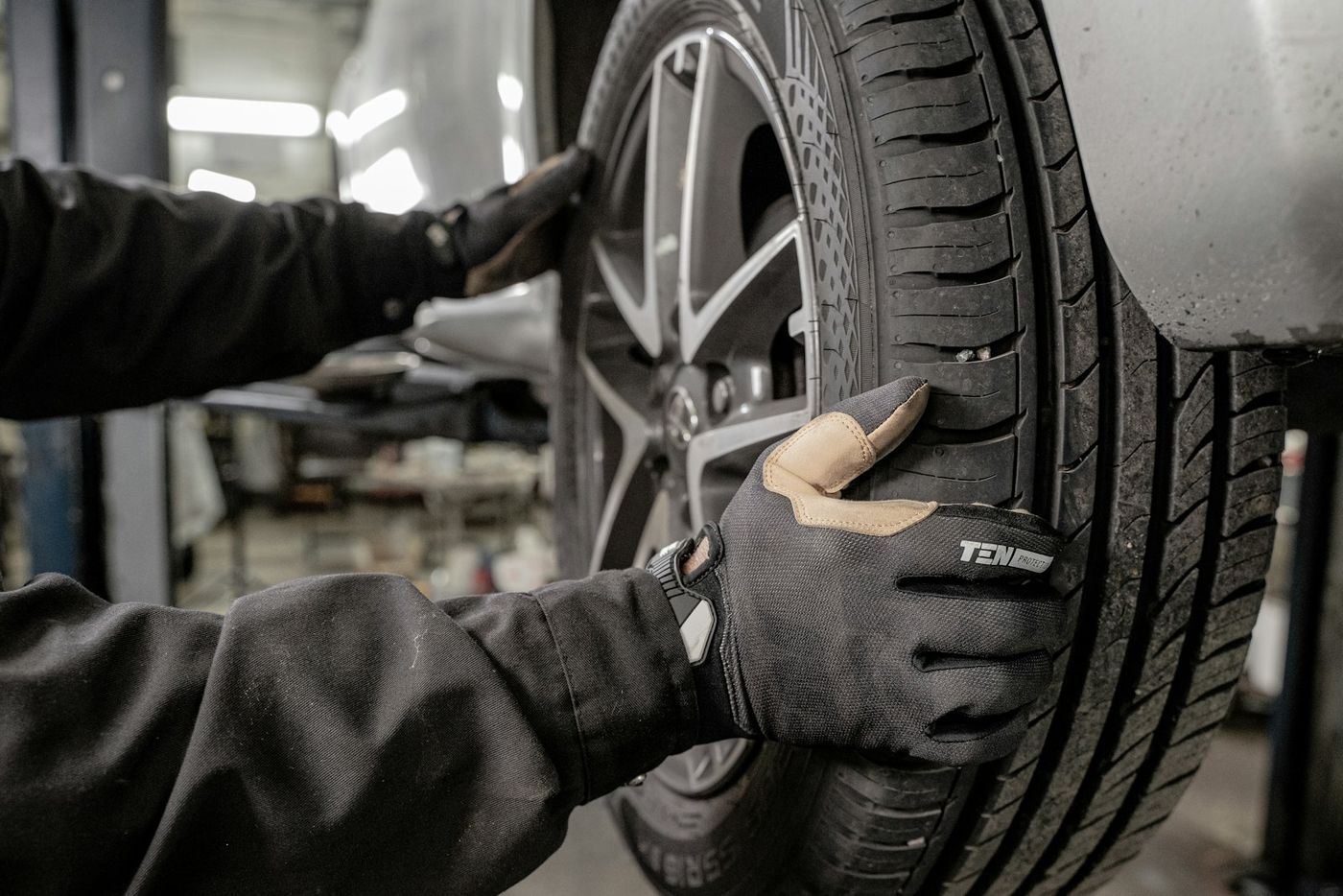 Mechanic changing a tyre